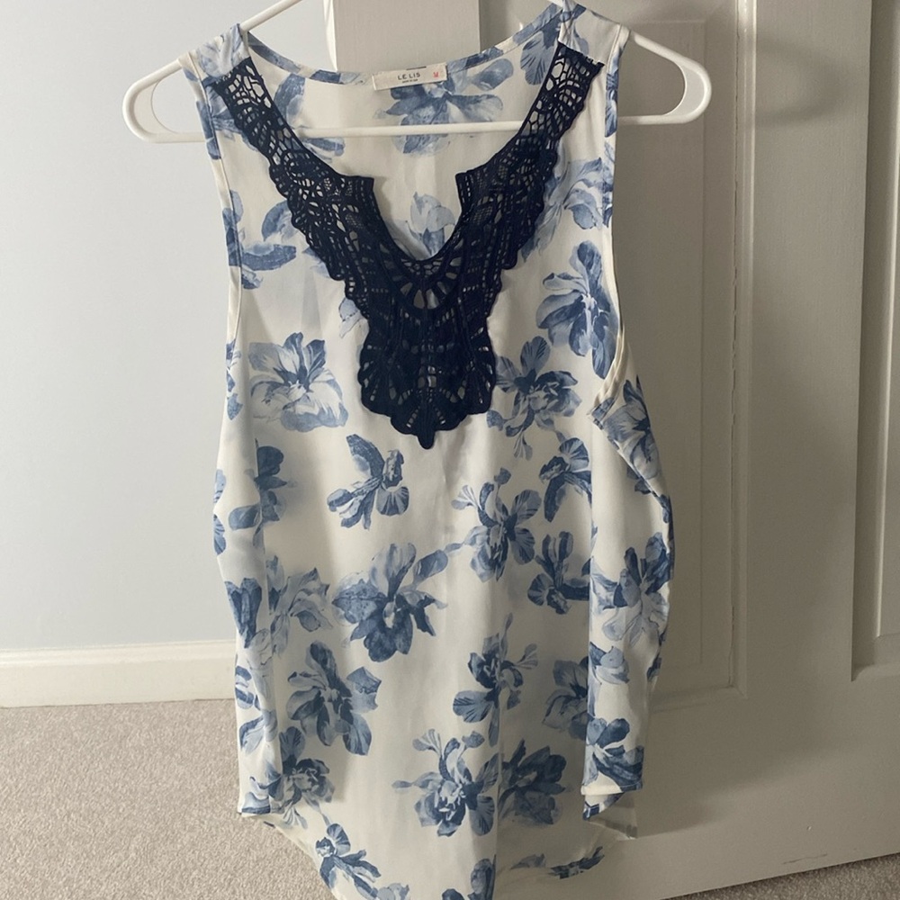 Like New Le Lis Women’s Floral Dressy Tank - Size M